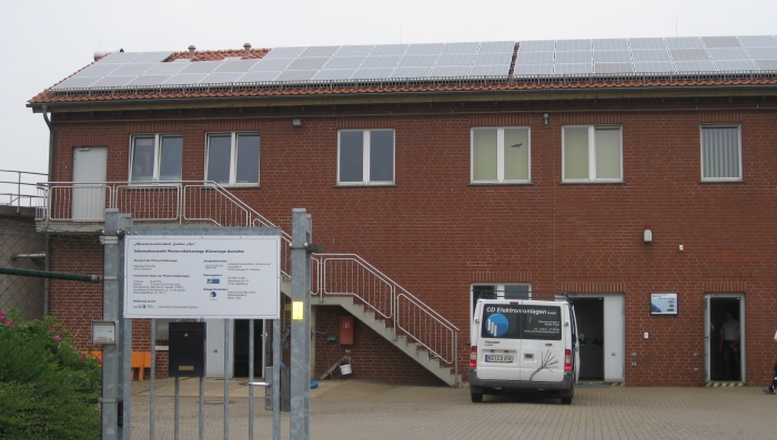 Betriebsgebäude mit Photovoltaikanlage
